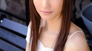 貧乳だけどいいですか？そんな千佳ちゃんのガチンコセックス。スレンダーボディを前から後ろから下からガンガン突きまくる。奥が気持ちイイと千佳ちゃん。更に指マンで潮吹きさせちゃおう。最後もいっぱい突いて、特濃精子をたっぷり顔射 絵色千佳